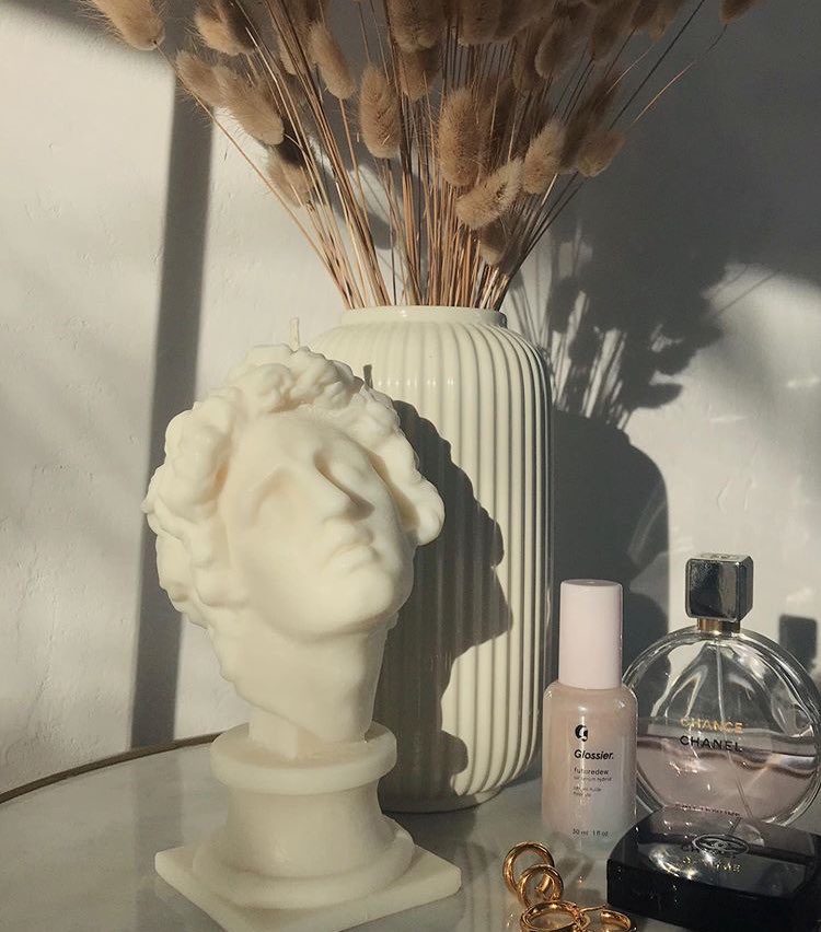 4. LORO CANDLESLoro Candles to marka zrodzona z miłości do sztuki i wysokiej jakości materiałów. Oferują świece ze 100% wegańskiego wosku sojowego. Ich świece wyróżniają się tym, że przypominają antyczne rzeźby. Ceny wahają się od 59zł-109zł. http://lorocandles.com&nbsp;