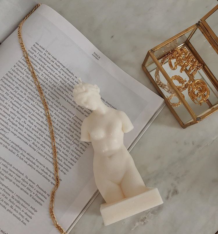 4. LORO CANDLESLoro Candles to marka zrodzona z miłości do sztuki i wysokiej jakości materiałów. Oferują świece ze 100% wegańskiego wosku sojowego. Ich świece wyróżniają się tym, że przypominają antyczne rzeźby. Ceny wahają się od 59zł-109zł. http://lorocandles.com&nbsp;