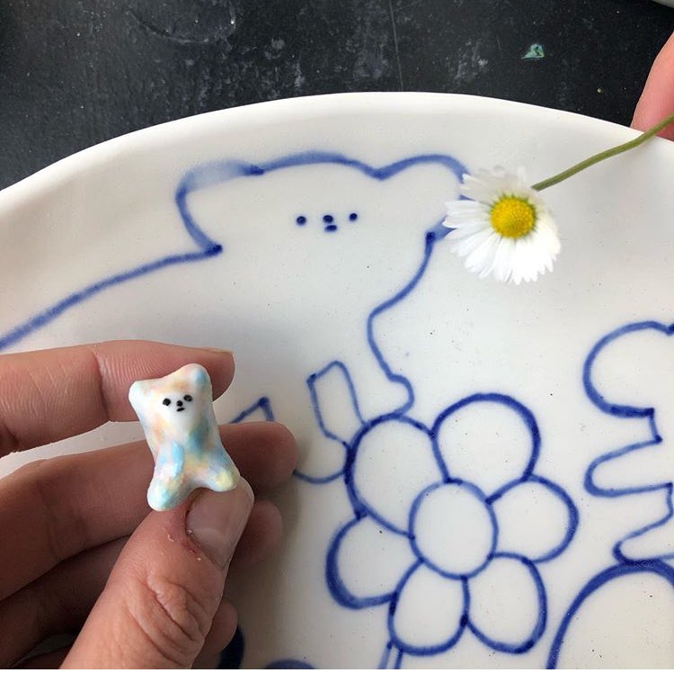 5. FENEK STUDIOFenek to małe designerskie studio, w którym kupicie piękne zdobione naczynia z porcelany. Głównie sprzedają przez konto na instagramie, ale mają też sklep internetowy. Ceny wahają się między 50zł a 240zł.strona internetowa:  https://www.fenek.info/&nbsp;