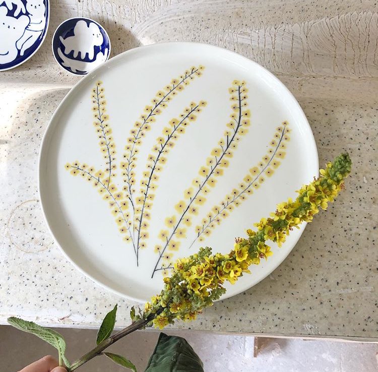 5. FENEK STUDIOFenek to małe designerskie studio, w którym kupicie piękne zdobione naczynia z porcelany. Głównie sprzedają przez konto na instagramie, ale mają też sklep internetowy. Ceny wahają się między 50zł a 240zł.strona internetowa:  https://www.fenek.info/&nbsp;