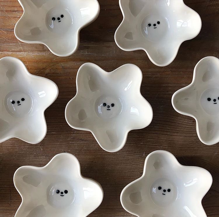 5. FENEK STUDIOFenek to małe designerskie studio, w którym kupicie piękne zdobione naczynia z porcelany. Głównie sprzedają przez konto na instagramie, ale mają też sklep internetowy. Ceny wahają się między 50zł a 240zł.strona internetowa:  https://www.fenek.info/&nbsp;