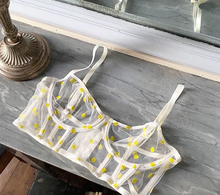 7. LE PETIT TROULe Petit Trou to polska marka, która w swojej ofercie posiada przede wszystkim bieliznę. Kolekcję uzupełniają stroje kąpielowe, bielizna nocna, oraz buty. Ceny wahają się od 149 zł do 1290 zł.strona internetowa:  https://www.le-petit-trou.com/&nbsp;