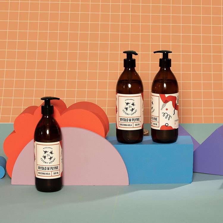 6. MYDLARNIA CZTERY SZPAKIMydlarnia Cztery Szpaki to producent kosmetyków naturalnych zero waste. W ofercie mydlarni znajdują się  http://m.in&nbsp;. naturalne peelingi, naturalne mydła i masa zestawów prezentowych. Ceny wahają się od 9 do 179 zł. http://4szpaki.pl&nbsp;