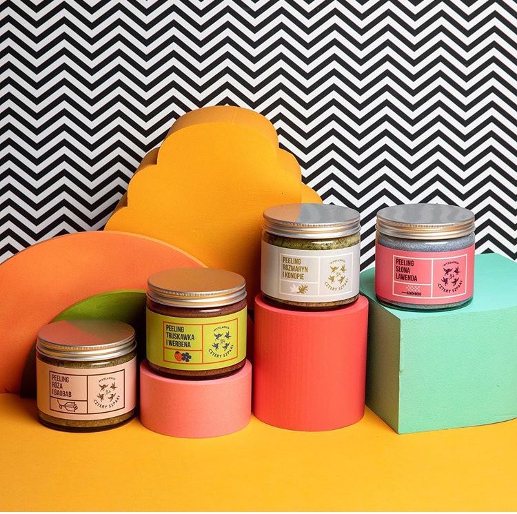 6. MYDLARNIA CZTERY SZPAKIMydlarnia Cztery Szpaki to producent kosmetyków naturalnych zero waste. W ofercie mydlarni znajdują się  http://m.in&nbsp;. naturalne peelingi, naturalne mydła i masa zestawów prezentowych. Ceny wahają się od 9 do 179 zł. http://4szpaki.pl&nbsp;