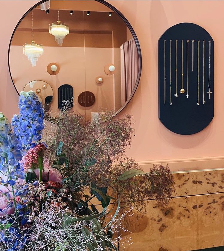 8. JAGG JEWELSjagg. to niepowtarzalna biżuteria dla kobiet ceniących piękno. Marka łączy w swojej ofercie współczesną kolekcję oraz autentyczną biżuterię przedwojenną. Ceny wahają się między 100 a 500zł.strona internetowa:  http://jagg.pl&nbsp;