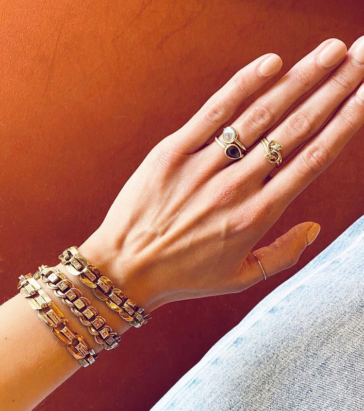 8. JAGG JEWELSjagg. to niepowtarzalna biżuteria dla kobiet ceniących piękno. Marka łączy w swojej ofercie współczesną kolekcję oraz autentyczną biżuterię przedwojenną. Ceny wahają się między 100 a 500zł.strona internetowa:  http://jagg.pl&nbsp;