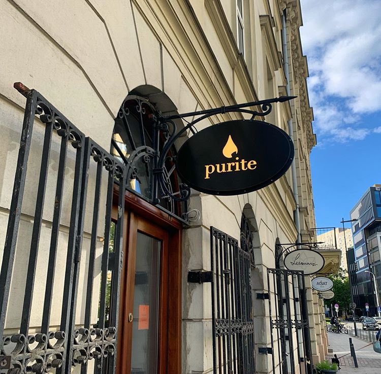 9. PURITE Jest to sklep z naturalnymi kosmetykami o działaniu terapeutycznym. W swojej ofercie mają mydła, kremy, toniki, a także wiele zestawów prezentowych dla każdego. Ceny wahają się od 39zł do 300 zł.strona internetowa:  https://www.shop.purite.pl&nbsp;