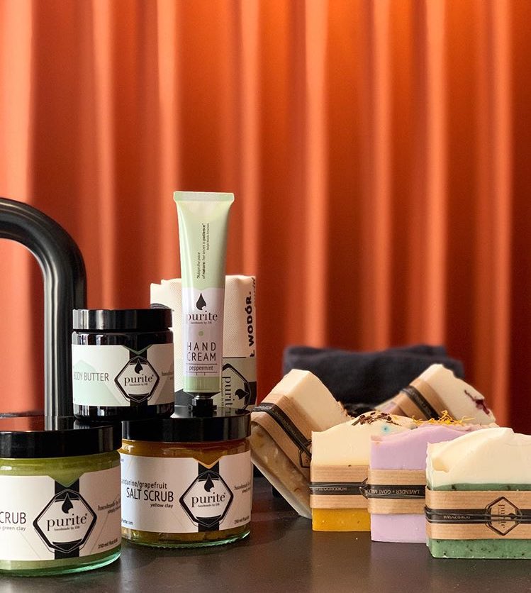 9. PURITE Jest to sklep z naturalnymi kosmetykami o działaniu terapeutycznym. W swojej ofercie mają mydła, kremy, toniki, a także wiele zestawów prezentowych dla każdego. Ceny wahają się od 39zł do 300 zł.strona internetowa:  https://www.shop.purite.pl&nbsp;