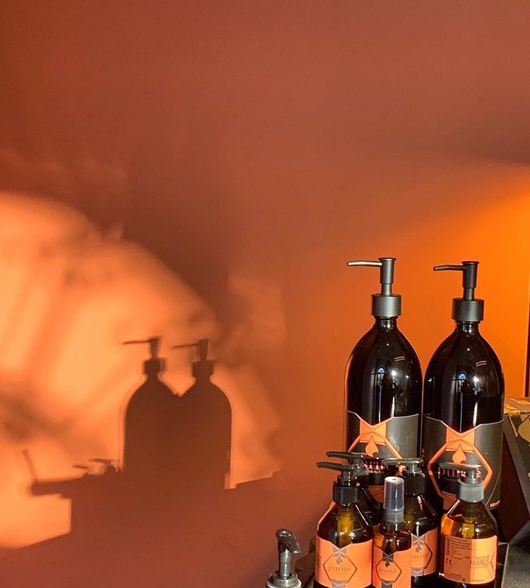 9. PURITE Jest to sklep z naturalnymi kosmetykami o działaniu terapeutycznym. W swojej ofercie mają mydła, kremy, toniki, a także wiele zestawów prezentowych dla każdego. Ceny wahają się od 39zł do 300 zł.strona internetowa:  https://www.shop.purite.pl&nbsp;