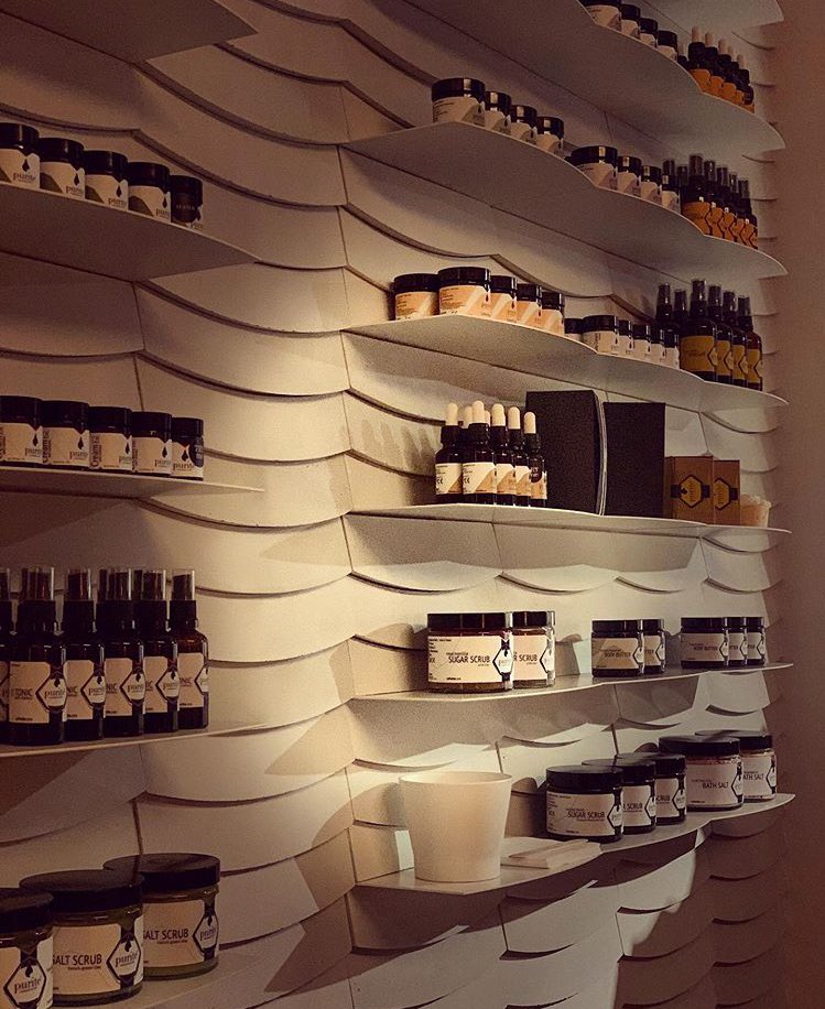 9. PURITE Jest to sklep z naturalnymi kosmetykami o działaniu terapeutycznym. W swojej ofercie mają mydła, kremy, toniki, a także wiele zestawów prezentowych dla każdego. Ceny wahają się od 39zł do 300 zł.strona internetowa:  https://www.shop.purite.pl&nbsp;