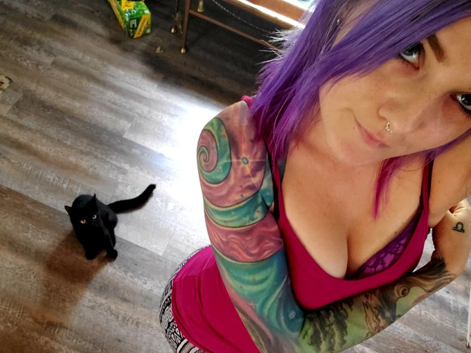 Logging on OnlyFans to chill and do chores in 15 min~ Join me? https://t.co/KBGZmnnKKG