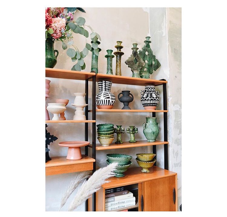 12. NOMADNomad Warsaw to firma oferująca designerskie dodatki do domu z całego świata. Znajdziecie tu dywany z Maroka lub wazy z Hiszpanii. Jeśli macie większy budżet, to koniecznie zajrzyjcie na ich stronę.strona internetowa:  http://nomadwarsaw.com&nbsp;