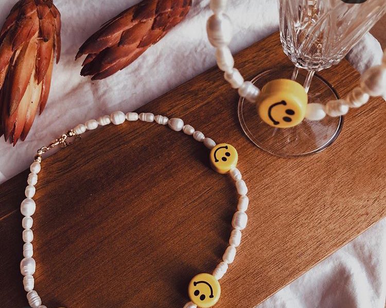 10. HOLI STOREJest to młoda marka z wysokiej jakości biżuterią i dodatkami. Działają zgodnie z podstawowymi zasadami less waste. Ceny wahają się między 29 a 200 zł.strona internetowa:  https://www.holistore.pl/&nbsp;