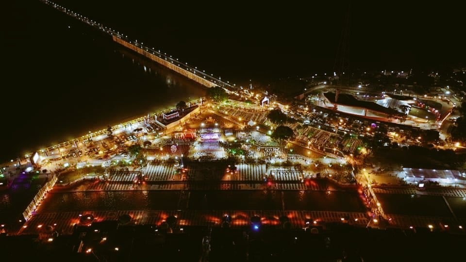 Drharimaram's tweet photo. Great Leader who can bring dark to spark Sri @myogiadityanath @CMOfficeUP 🪔🪔🪔🪔 #Ayodhya today celebrates the Deepotsav for the coronation of Ram Lalla, 5.51 lakh lamps it’s record 🪔
#Deepotsav2020
#AyodhyaRamMandir #visiondigitalindia @visiondigitalin @Drharimaram https://t.co/SmjTeHUMfp