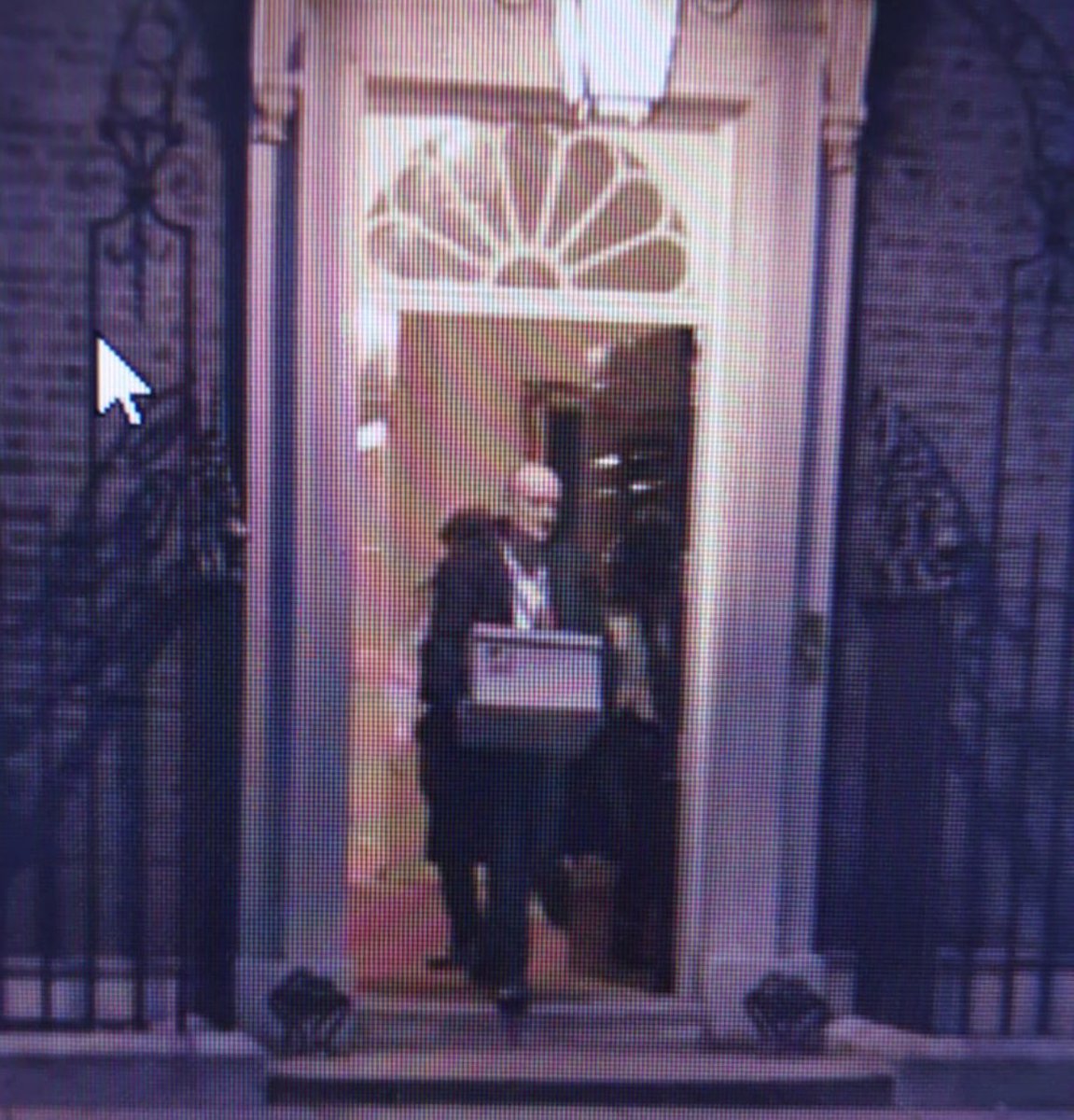 Peston's tweet photo. I know Dominic Cummings is supposedly staying till new year. But this rather looks like him having cleared his desk https://t.co/u6TqKk2E1y