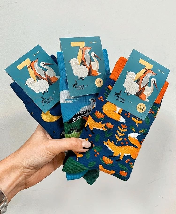 11. KABAK KABAK to marka oferująca wysokiej jakości skarpetki z oryginalnymi nadrukami, szaliki, koce i wiele innych. Mają też dużo gotowych zestawów prezentowych. Wszystko powstaje w Polsce zgodnie z zasadami less waste. Ceny wahają się od 25 do 350zł.  https://kabak.com.pl&nbsp;