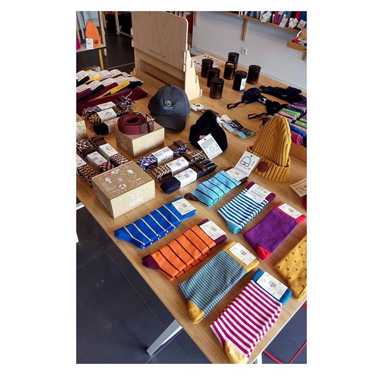 11. KABAK KABAK to marka oferująca wysokiej jakości skarpetki z oryginalnymi nadrukami, szaliki, koce i wiele innych. Mają też dużo gotowych zestawów prezentowych. Wszystko powstaje w Polsce zgodnie z zasadami less waste. Ceny wahają się od 25 do 350zł.  https://kabak.com.pl&nbsp;