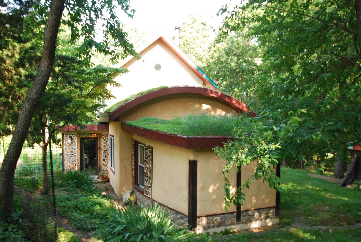 buildnaturally's tweet photo. #strawbale walls insulate amazingly
#limeplaster protects your walls from weather
#livingroof cools your roof in summer
#passivesolardesign heats your space for free in winter and keeps you cool for free in summer
#buildnaturally #thepowerofnaturalbuilding #naturalmaterials https://t.co/nzG8SvpdeK