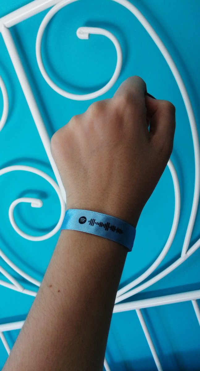 Tengo que presumir por todas partes de novio porque me ha regalado esto y no me lo voy a quitar nunca más.
Es una lista de reproducción de cancioncitas nuestras y un puzzle con una cartita es que sabe como hacerme feliz siempre tío tengo muchas ganas de llorar