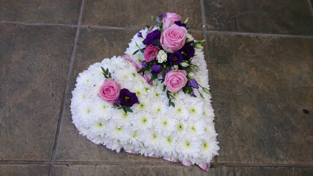 HanhamFlorists's tweet photo. A selection on this weeks hearts tributes.  Always a stunning tribute for a loved one. #hearts https://t.co/IUfzIBzqwZ