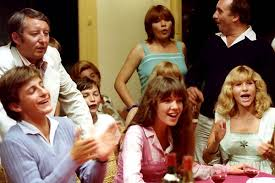 merlinpapin3's tweet photo. Dans le cadre des #MilleFilmsDeMaVie, je vous propose #LHôteldelaPlage de #MichelLang (1978) avec #AnneParillaud, #BrunoLavergne, #SophieBarjac, #GuyMarchand, #DanielCeccaldi, #MichelRobin, #MichèleGrellier, #FrancisLemaire, #GermaineDelbat et #MartineSarcey #MyriamBoyer https://t.co/7DQE0wbwMc