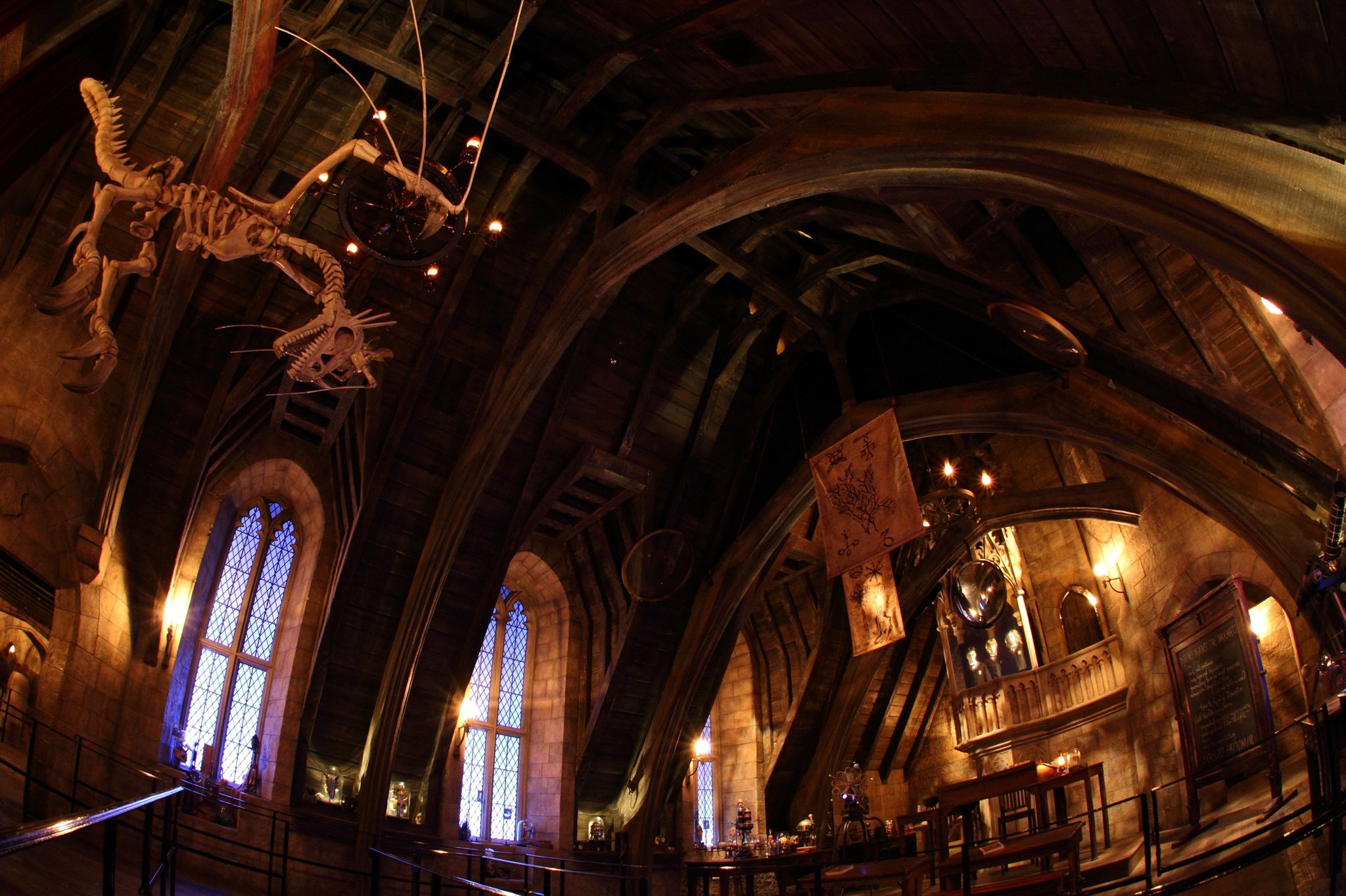 Hp Info Japan Usj ファンタビ2にも登場する ホグワーツにある闇の魔術に対する防衛術の教室は フォービドゥン ジャーニーのアトラクションのqラインにもあります 実際に見て 映画との違いを探してみるのも面白いかも 現在はキャッスルウォーク