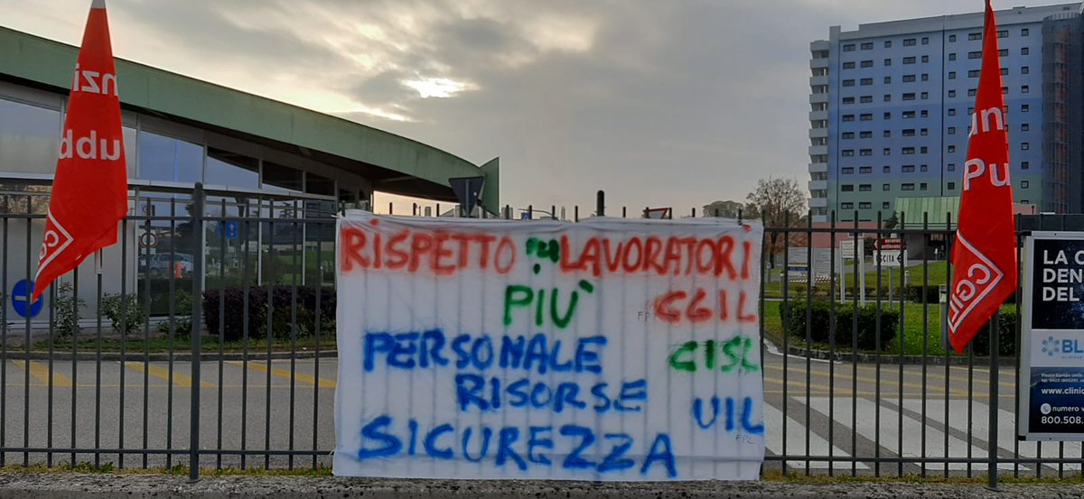 cgiltreviso's tweet photo. ✊🚩 Oggi #mobilitazione a sostegno lavoratori della #sanità davanti al Ca' Foncello di Treviso
⭕️RISORSE ⭕️PERSONALE ⭕️SICUREZZA
#CiSiamo #ContrattoAdesso 
@fpcgilveneto @FpCgilNazionale https://t.co/5otCDnh7vf