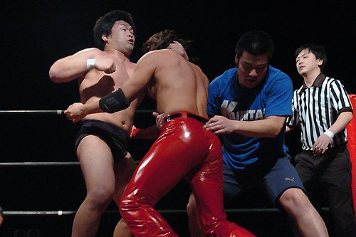 DDT_GENERATION's tweet photo. Kyosuke Mikami and Soma Takao getting into it post-match - DDT Gekkan Wakate Tsuushin December Edition 2011.12.21

#エルデスペラード
#高尾蒼馬
#プロレス
#ElDesperado
#SomaTakao
#NJPW
#DDTpro https://t.co/om4geUdpKU