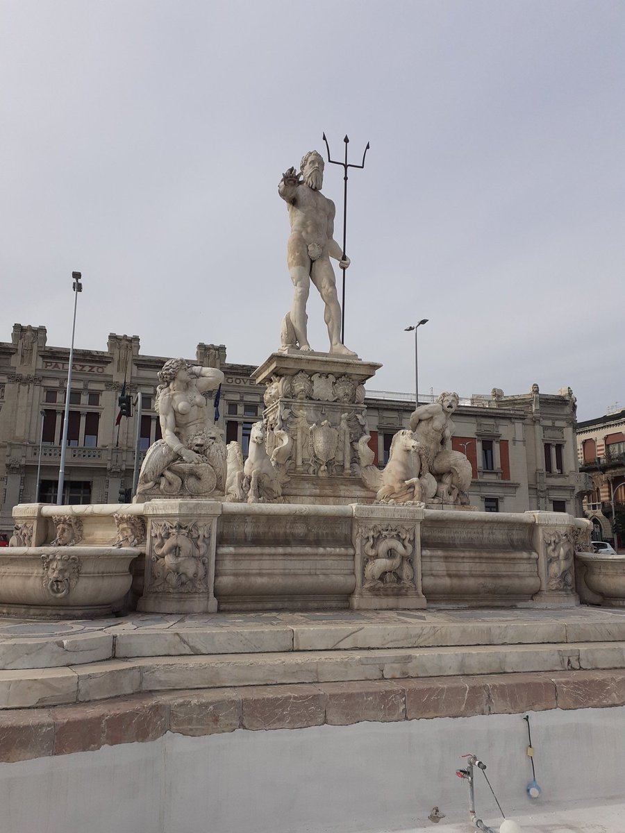 Awesome weather.Took a walk to one of the landmarks in this city, the Neptune fountain that oversees the straits.Nearby, a small monument that goes mostly unnoticed to the Greeks that perished in the 1908 earthquake.13/n