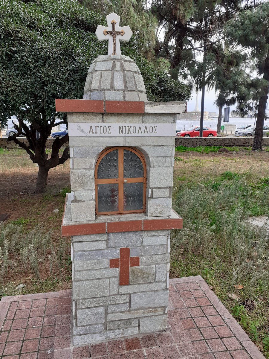 Awesome weather.Took a walk to one of the landmarks in this city, the Neptune fountain that oversees the straits.Nearby, a small monument that goes mostly unnoticed to the Greeks that perished in the 1908 earthquake.13/n