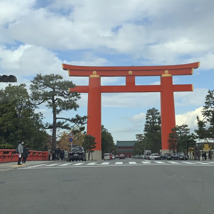 近江神宮へ行った帰りにアヒルの手水舎が気になってたので粟田神社へ寄ってみたよ!日向ぼっこしててカワイかったです♪
平安神宮前を通って帰りました‼︎
ここの通りは観光客が多かったなw 