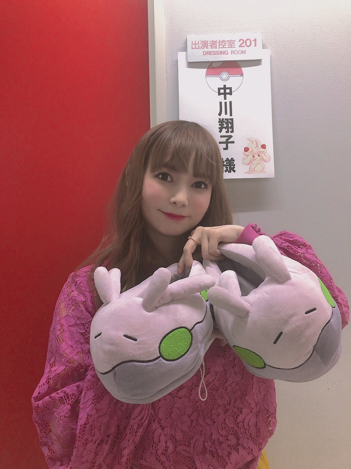 周年の中川翔子 ポケんち始まった最初からずーっとはいてた思い出いっぱいヌメラスリッパ あたらしいスリッパに交代だから このヌメラはもらったよ 宝物だね T Co Smewsoqskq Twitter
