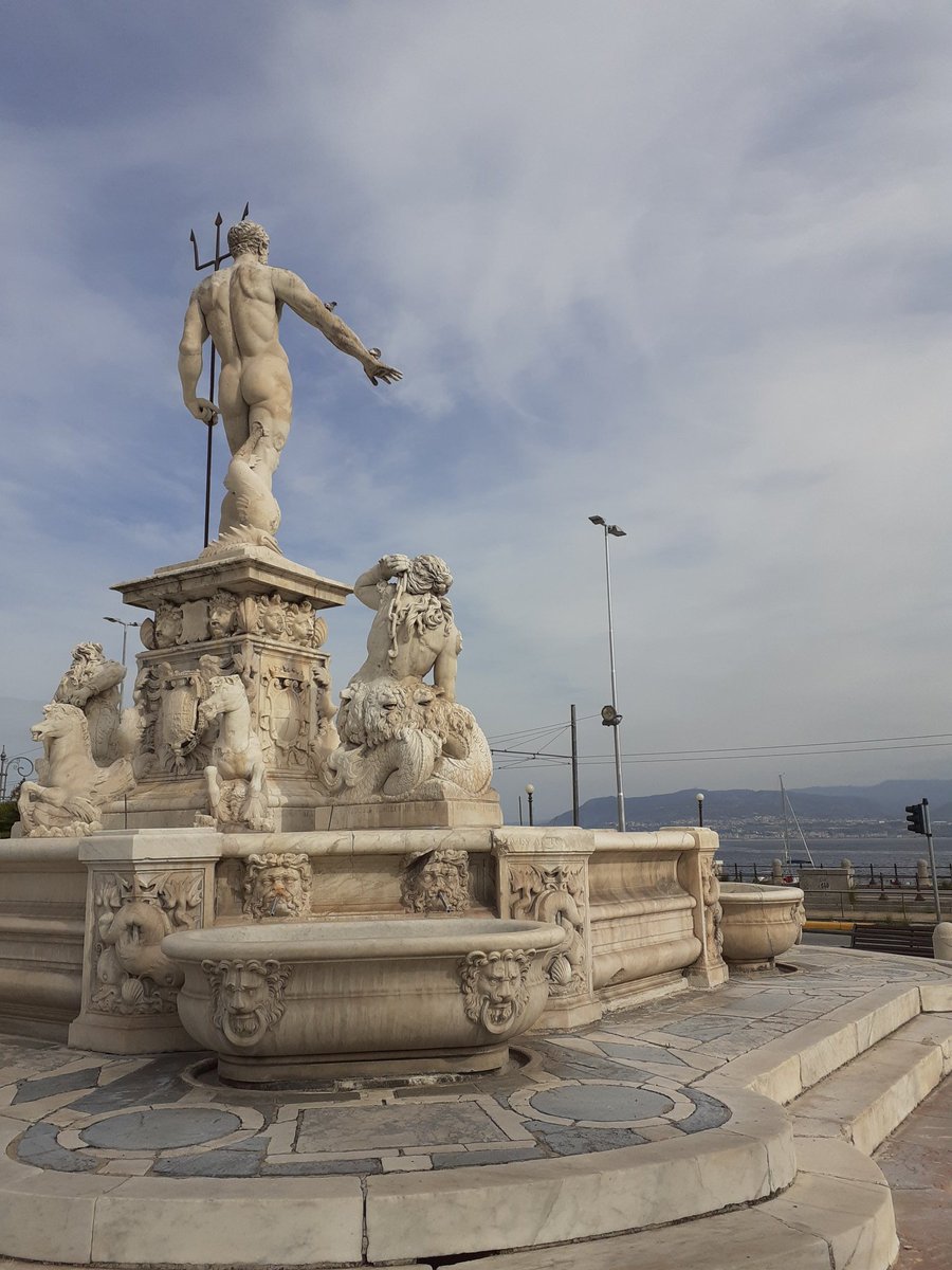Awesome weather.Took a walk to one of the landmarks in this city, the Neptune fountain that oversees the straits.Nearby, a small monument that goes mostly unnoticed to the Greeks that perished in the 1908 earthquake.13/n