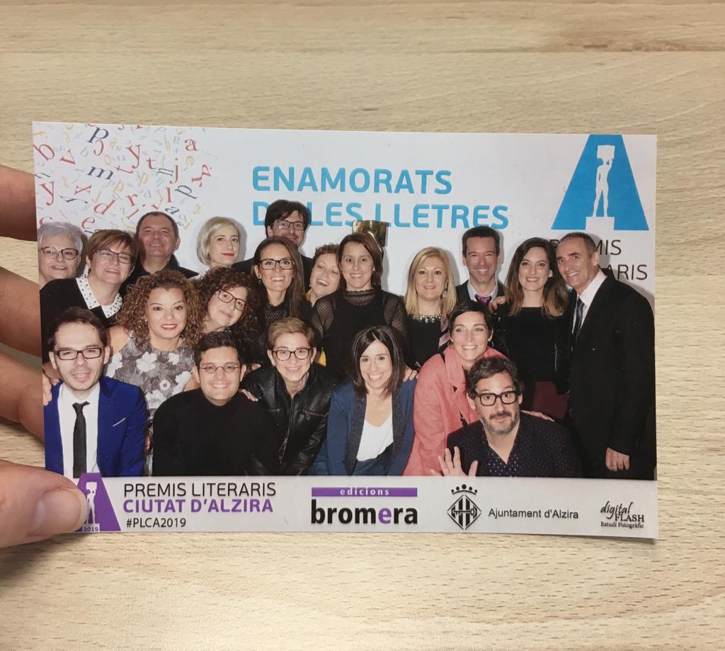 clara___vidal's tweet photo. Enguany no tindrem foto de grup com aquesta 📸😢, però la part bona és que més gent podrà gaudir del #comboiliterari dels #PLCA2020!🎉 Ens veiem, a les 20 h, al canal de YouTube de @bromera!🎉 https://t.co/I00qT37pq4