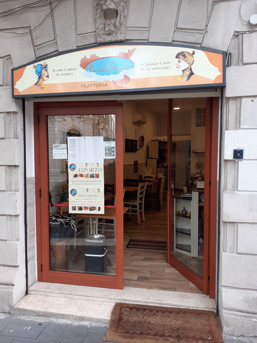 Walking towards this small restaurant run by a mother and her daughter. Mother is extremely welcoming as the daughter was conceived in Barcelona, where her grandpa was having an eyesight operation at Clínica Barraquer.I didn't say Barraquer was friends of my grandpa...14/n