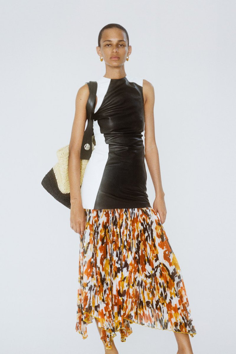 atcorpglobal's tweet photo. The #SS21 Book of @proenzaschouler delivers silhouettes that go from accentuating form to flow.
| Images courtesy of @vogue
#WHATSYOURAT #WhereYoureAt
#AtCorpFashion #AtCorp 🌎 🖱 https://t.co/TNH2tV45Uw