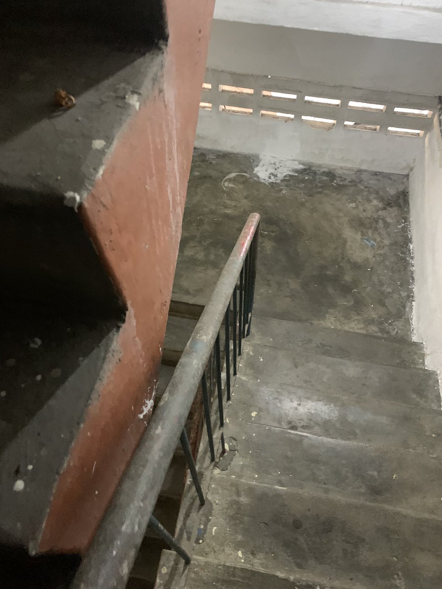 aku pun naik atas, rupanya bila aku naik, ada tangga belah belakang and dia boleh turun and lari ikut belakang. peh mmg lang**. then aku terus pi buat report polis. anak buah aku dtg tlg ronda kat kawasan situ, tanya org kat situ, ada org tu kata nampak laki ni berlari rushing