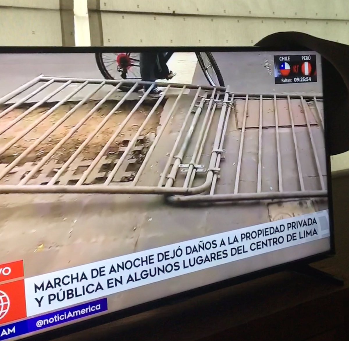 lpazmer's tweet photo. uno más cobarde que el otro. Paco Bazán dando cátedra de qué ah? #PrensaBasura #PrensaVendida #PrensaCorrupta #EsteCongresoNoMeRepresenta #EsteCongresoCorrupto #MerinoNoEsMiPresidente #MerinoAsesino https://t.co/CShk5JE41y