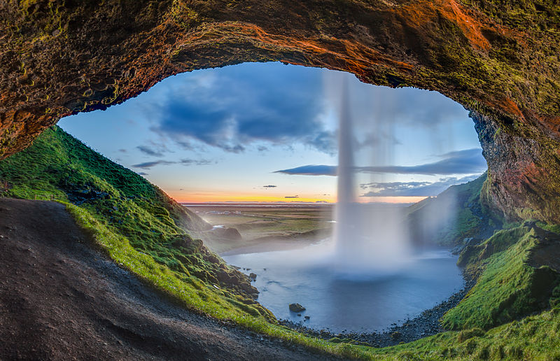 MarGomezH's tweet photo. Con un salto de agua que llega a alcanzar los 60 metros de altura, la cascada de Seljalandsfoss es una de las más impresionantes de Islandia y es parte del río Seljalands que tiene su origen en el volcán glaciar Eyjafjallajökull . ¿Qué os parece? https://t.co/ODgznSPtyl
