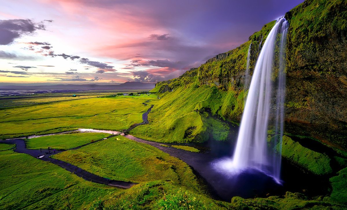 MarGomezH's tweet photo. Con un salto de agua que llega a alcanzar los 60 metros de altura, la cascada de Seljalandsfoss es una de las más impresionantes de Islandia y es parte del río Seljalands que tiene su origen en el volcán glaciar Eyjafjallajökull . ¿Qué os parece? https://t.co/ODgznSPtyl