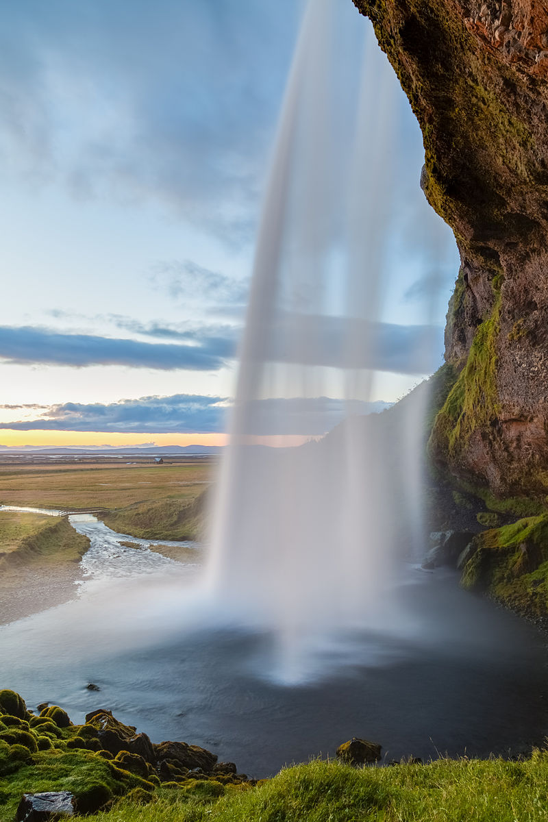 MarGomezH's tweet photo. Con un salto de agua que llega a alcanzar los 60 metros de altura, la cascada de Seljalandsfoss es una de las más impresionantes de Islandia y es parte del río Seljalands que tiene su origen en el volcán glaciar Eyjafjallajökull . ¿Qué os parece? https://t.co/ODgznSPtyl