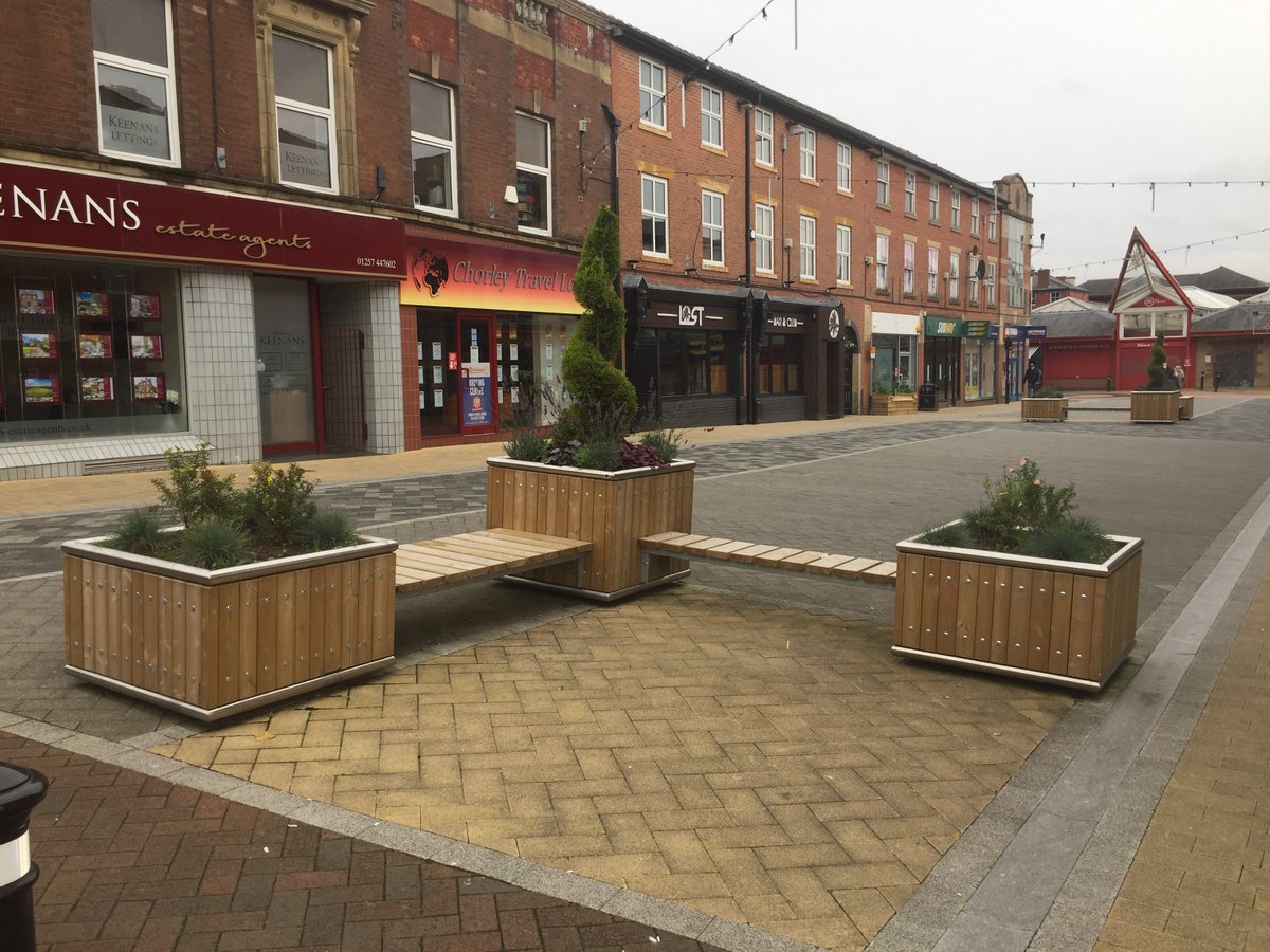 Street_Design1's tweet photo. Our Stockport planter with Spalding bench combination are great for creating pop up pocket parks with socially distance seating. @ChorleyCouncil #FSCtimber #SocialDistancing #safehighstreets #streetfurniture #landscaping https://t.co/apIfTby3EK