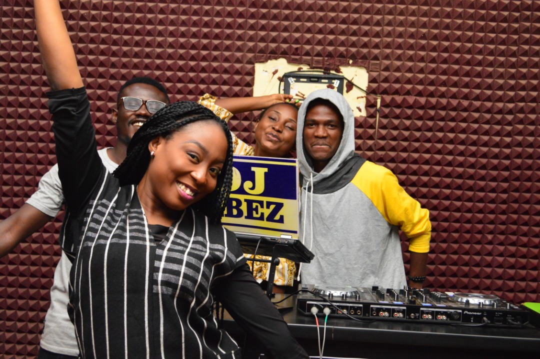 jayfmjos's tweet photo. @PedroOmobolaji and the Happy Gang in the building!!! It's #FreakyFlyFriyaay!
Stream: https://t.co/t7Dx5dGOln
#LetsTalk https://t.co/X4PJctzK7r