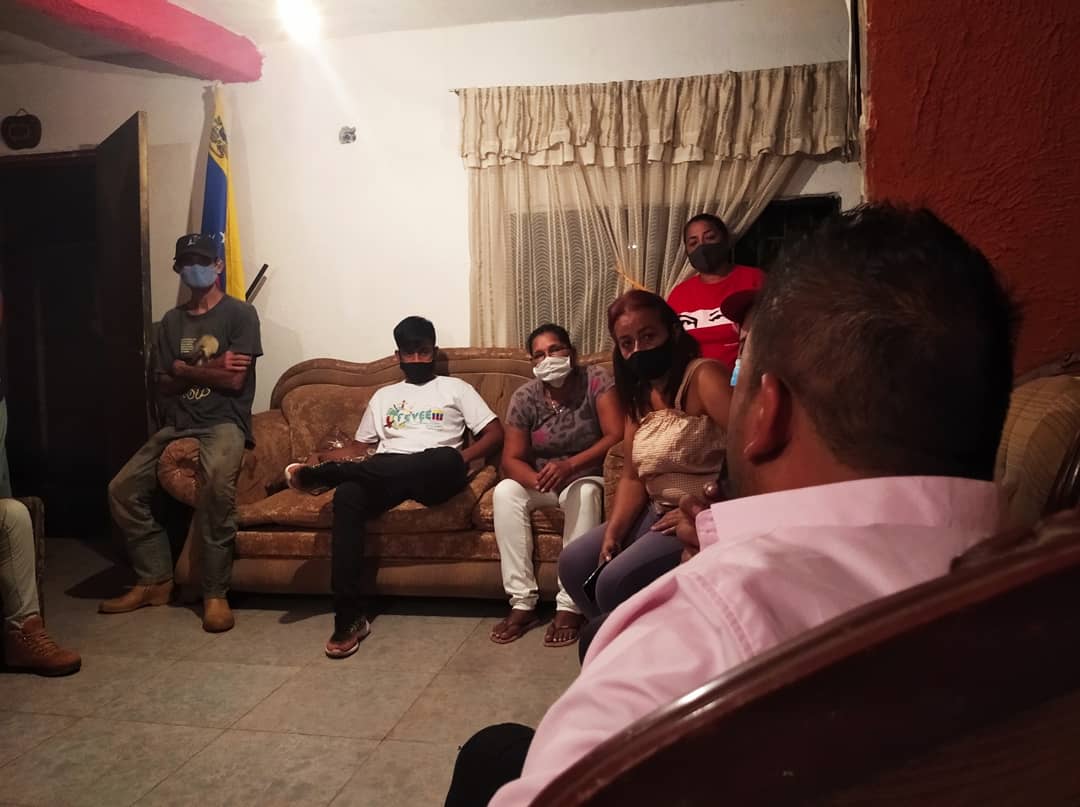 OrtilezAlexis's tweet photo. En compañía de la Sra. Lilibeth Alemán líder de la Comunidad Caja de Agua de la parroquia San José de nuestro municipio Valencia, mantuvimos una amena conversación con varios de nuestros cuadros del sector, en la casa de Francisco Gómez jefe de UBCH. https://t.co/lsvBEoo1sw