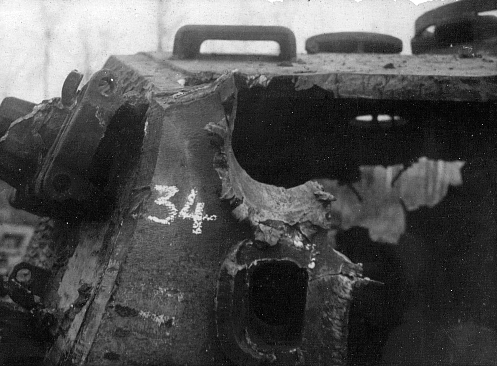 えすだぶ C99御礼 王虎を当時の戦車 砲で抜けるのか というと 実は砲塔前面は 相対的に 脆弱で ソ連122mmカノンではなんと2500mから抜けちゃったりします 照準孔を狙うとか未配備の新型徹甲弾を使うとかそういう特殊条件もなく 普通に抜けちゃう 王虎 えすだぶ C99御礼 王虎を当時の戦車 砲で抜けるのか というと 実は砲塔前面は 相対的に 脆弱で ソ連122mmカノンではなんと2500mから抜けちゃったりします 照準孔を狙うとか未配備の新型徹甲弾を使うとかそういう特殊条件もなく 普通に抜けちゃう 王虎
