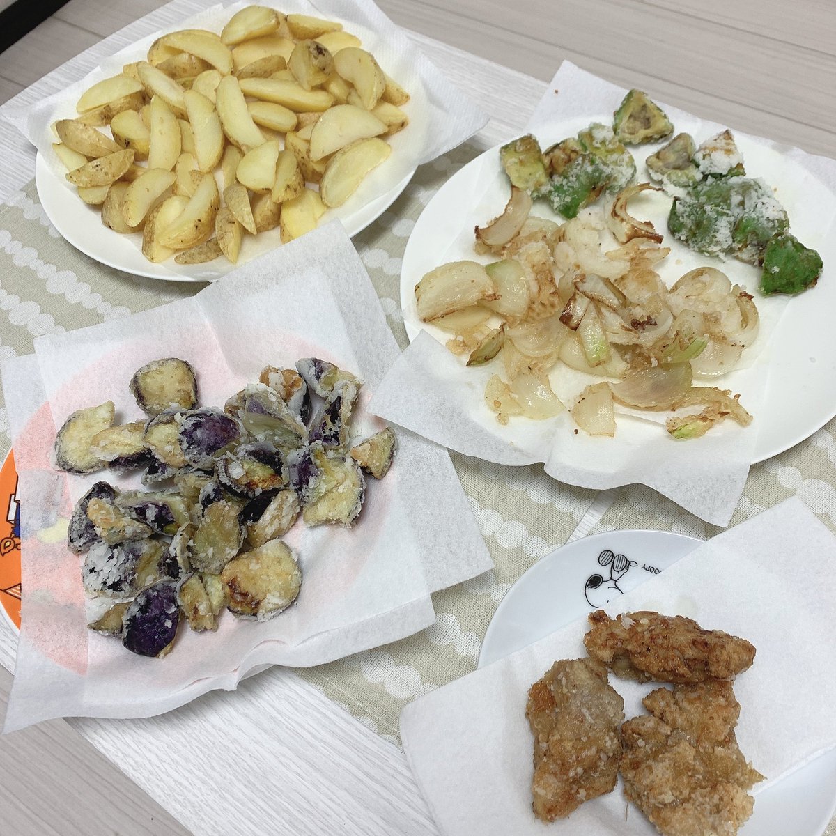 manatyenne's tweet photo. 揚げもの楽しすぎて2人なのに明らかに作りすぎた感！アボガド揚げたら美味しかった😳 https://t.co/vXLlxB8Ps7