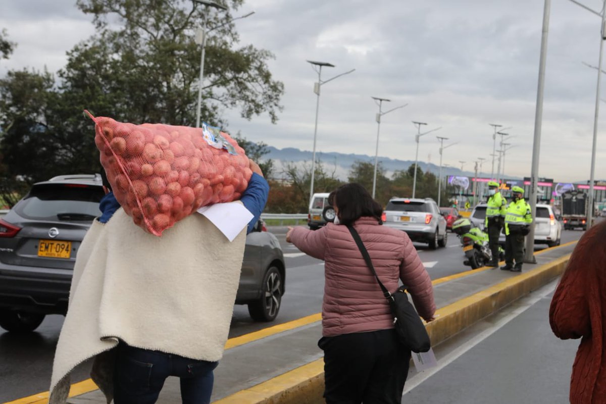 AngelaMaria29's tweet photo. No se trata solo de ayudar a nuestros campesinos a vender, se trata de despertar la solidaridad en el corazón de todos los colombianos. Esa es la intención del gobernador @nicolasgarciab con esta campaña, y lo está logrando! #BuenaPapa #CundinamarcaEsBuenaPapa https://t.co/j0lXCSNGCs