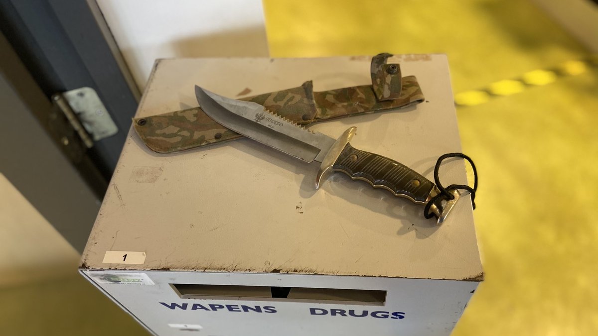 Messen-inleveractie bij <a href="/Stichting_JOZ/">Stichting_JOZ</a> in Spijkenisse. De eerste exemplaren zijn binnen. Deze kwam van een vader die hem op zolder had liggen en niet wil dat zijn dochtertje hem ontdekt. ⁦<a href="/RTV_Rijnmond/">Rijnmond</a>⁩