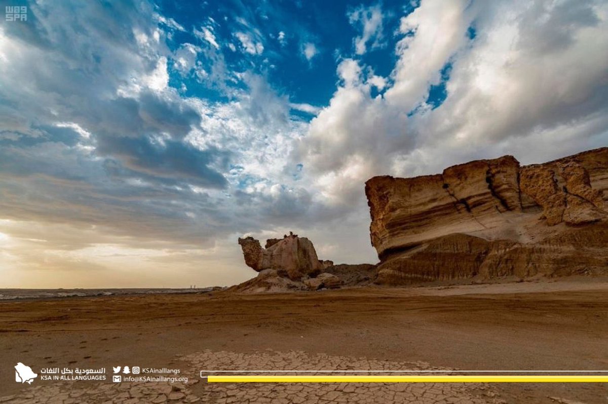 KSAinFR's tweet photo. Le rocher Al-Jamal, littéralement "le rocher du chameau", est une sculpture naturelle dans la province d'Al-Wajh dont la hauteur est de 8 mètres.
#KSAinallLangs
#ArabieSaoudite https://t.co/Rx9KcCcJzx