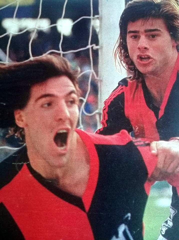 MRojinegroQ's tweet photo. Un día como hoy de 1969 nacía Eduardo Berizzo .
Feliz cumpleaños CAMPEÓN!!!
El pueblo leproso te saluda.
❤🖤 https://t.co/fdnNv0THMW